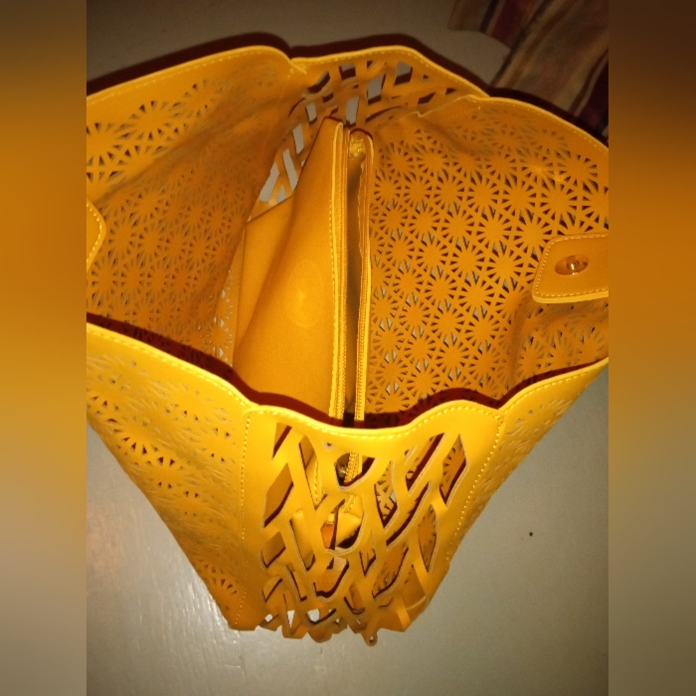 NWOT cut out summer bag with bamboo handles